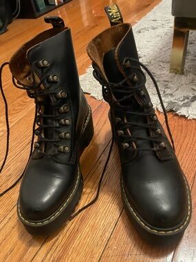 Dr. Martens Leona Women’s Vintage Smooth Leather Heeled Boots. Size: US 6.